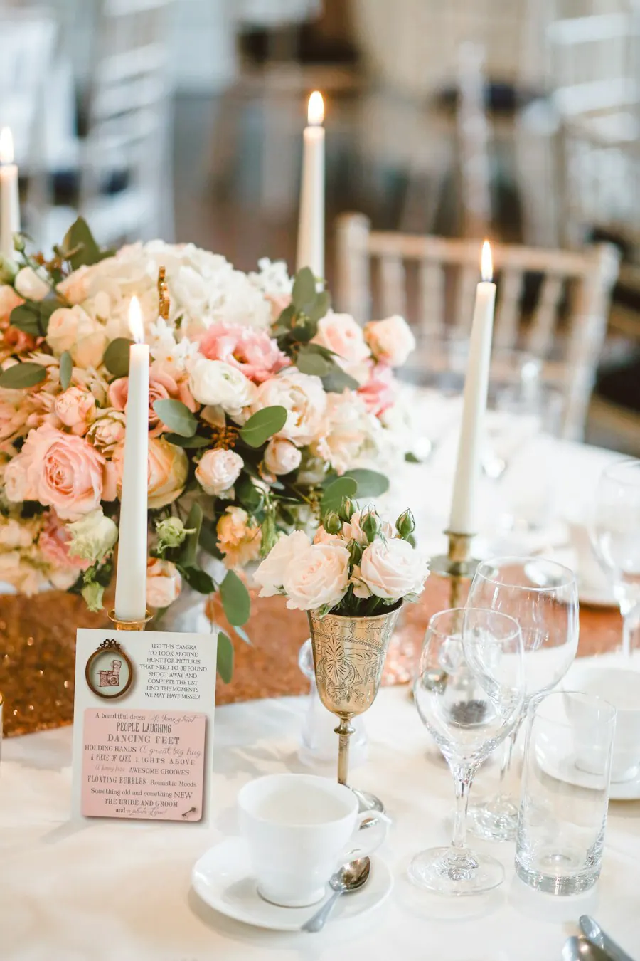 Dukat bord med ljus och blommor