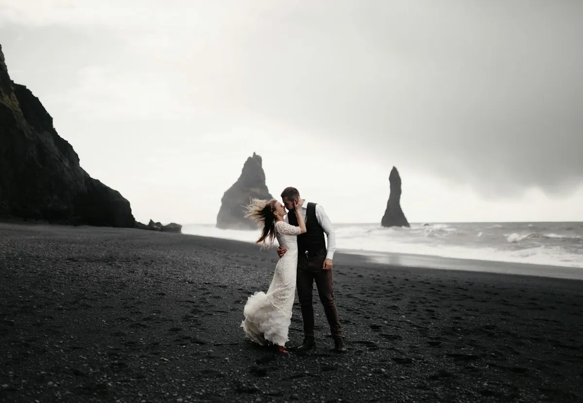 Amelia och Sebastian på en strand